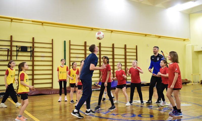 Футболисты «Шинника» провели открытый урок в ярославской школе