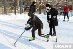 Проблема с заливкой хоккейных кортов также замечена во дворах некоторых многоэтажных домов 