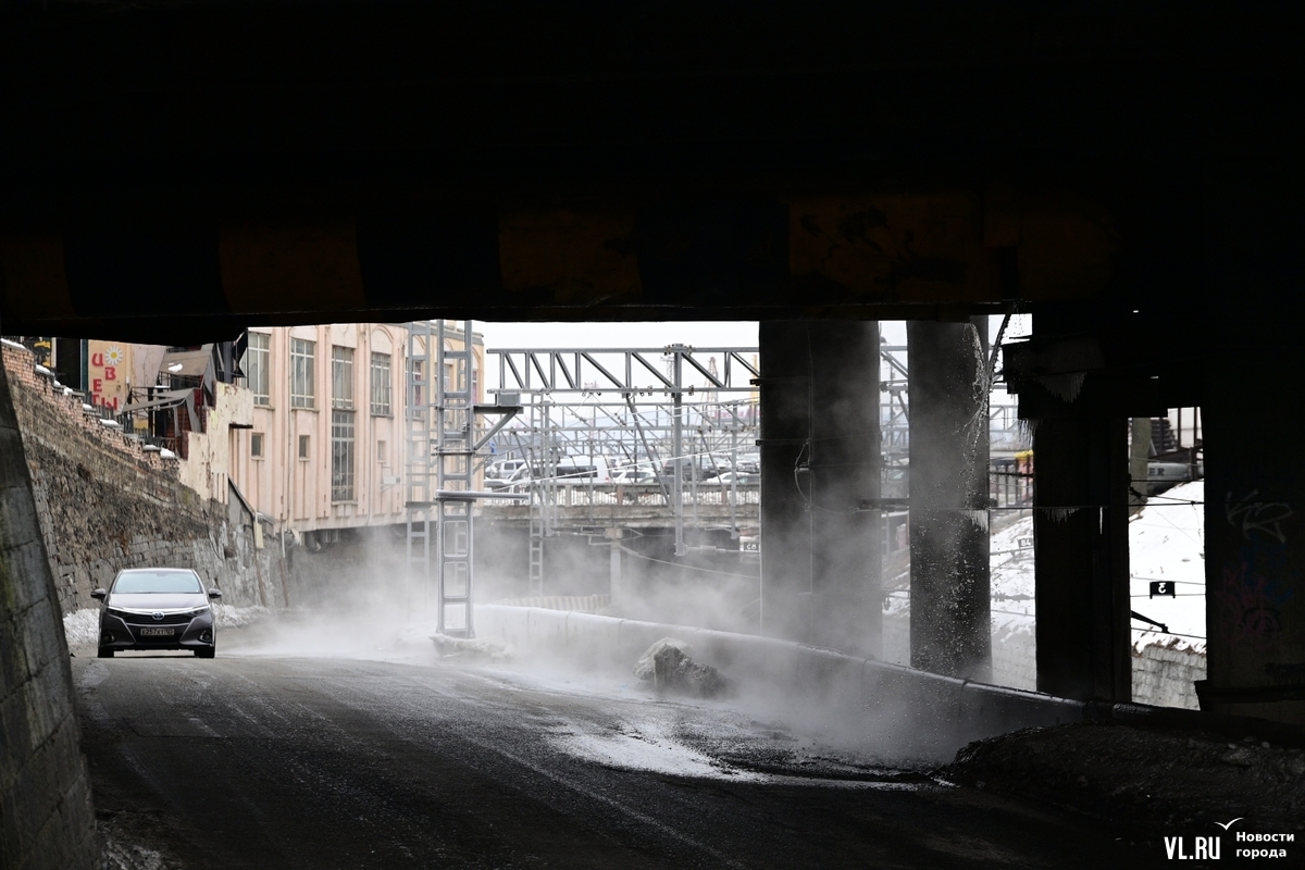 Прорыв теплотрассы. Затопление горячей водой. Авария в курске на теплотрас е. Теплотрасса дорога. Теплотрассы ростов на дону на западном.
