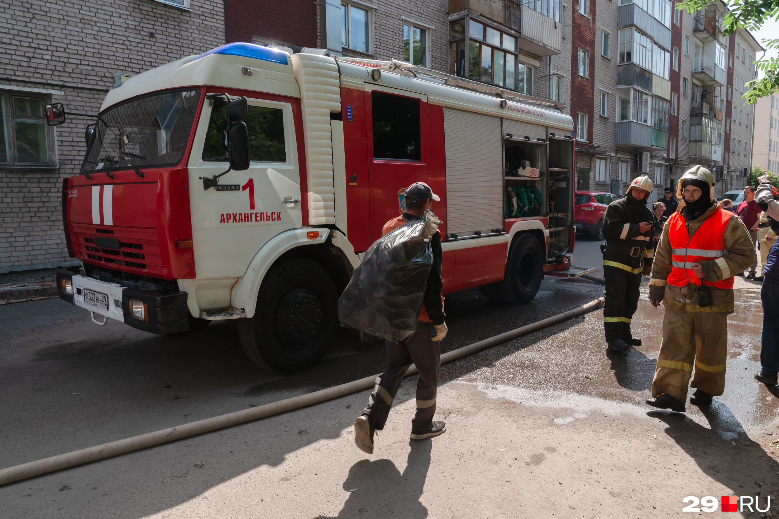 Новости 29 2023. Фото пожарных. Тушение пожара. Пожарные тушат пожар. Фото пожарные тушат пожар.