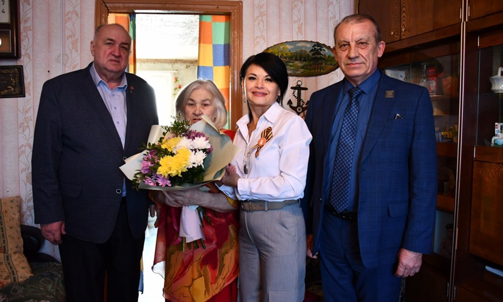 Бывшей несовершеннолетней узнице концлагеря вручили медаль «80 лет Победы в Великой Отечественной войне»
