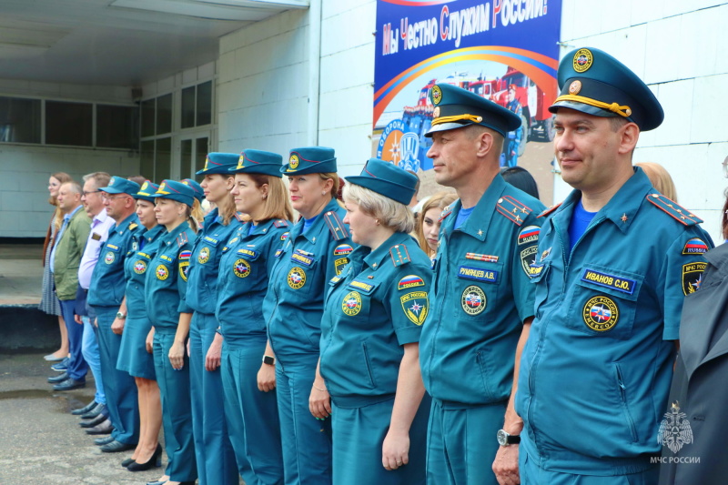 Спасатели и огнеборцы отмечают День государственного флага Российской Федерации