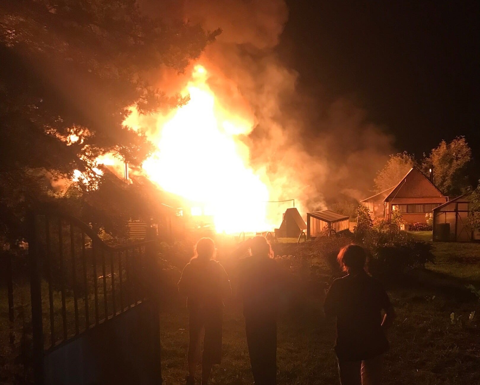 Деревня медвежья голова новгородской области фото улиц В деревне Медвежья Голова Новгородской области горит дом Regional News Seldon Ne