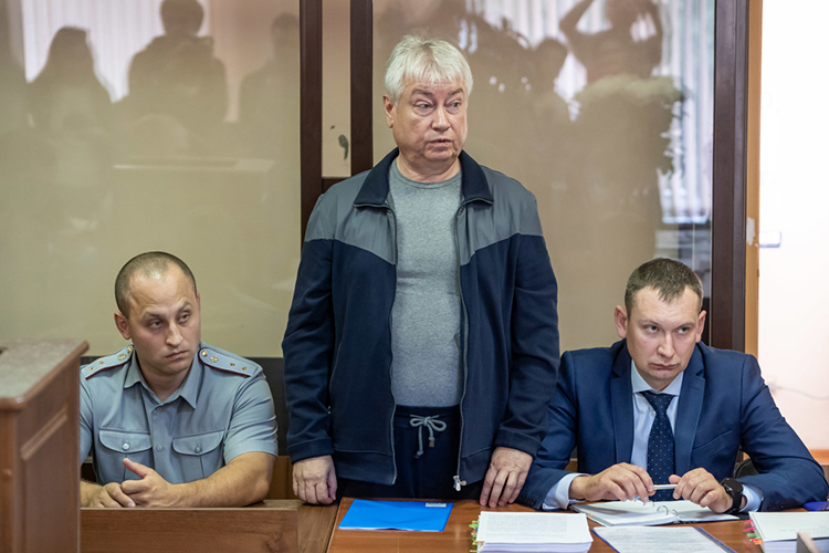 Не исключено, что причиной сгущения туч над «Смайлом» мог стать еще и крах империи Роберта Мусина — Тимуца и Ко, как и многие, держали часть своих денег там