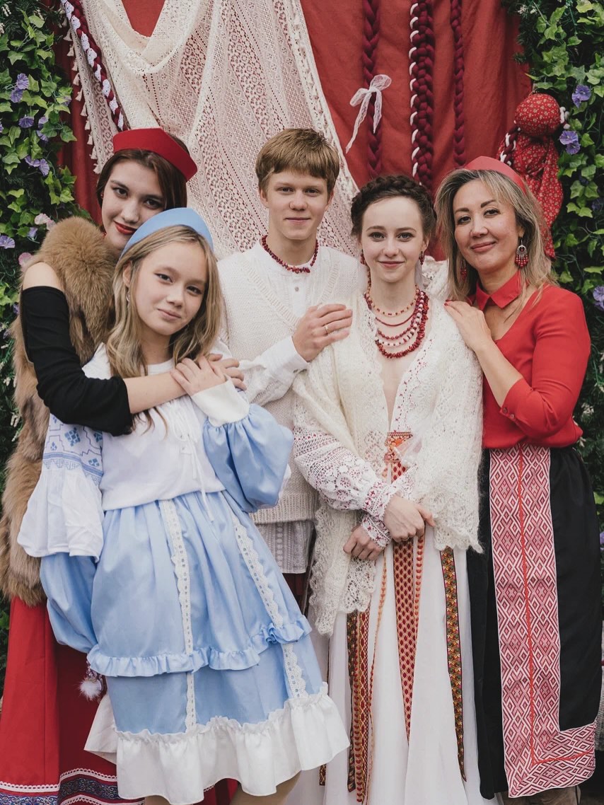 20-летняя Таисья Калинина и 18-летний Тимофей Кочнев сыграли свадьбу в русском стиле