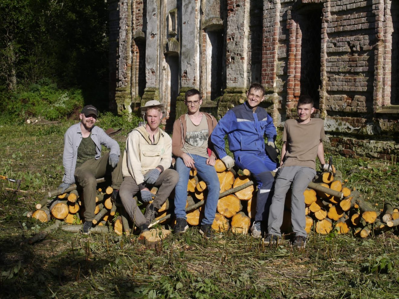 Добровольцы помогают «Белому Ирису» сохранять хрупкую старину