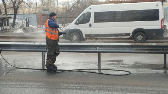 Дорожные ограждения начали отмывать в Иркутске после зимы