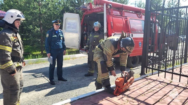 Пожарно-тактические учения в Приобье: готовность к ликвидации ЧС на воде подтверждена