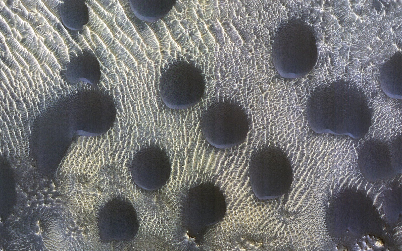 Загадочные структуры на дне марсианского кратера. Фото © NASA / JPL-Caltech / University of Arizona