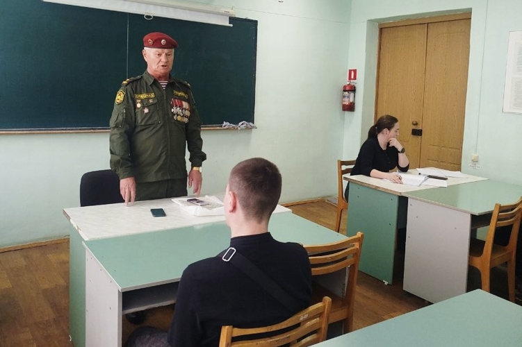В преддверии Дня Победы росгвардейцы проводят уроки мужества в образовательных учреждениях Чебоксар 