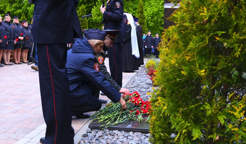 В Калининграде состоялась торжественная церемония открытия Аллеи памяти и мемориала погибшим сотрудникам органов внутренних дел и Росгвардии