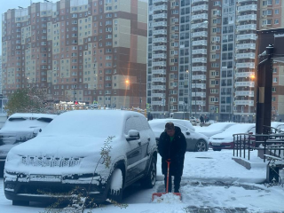 В микрорайоне Южном неизвестные бросают с высоты пакеты с водой