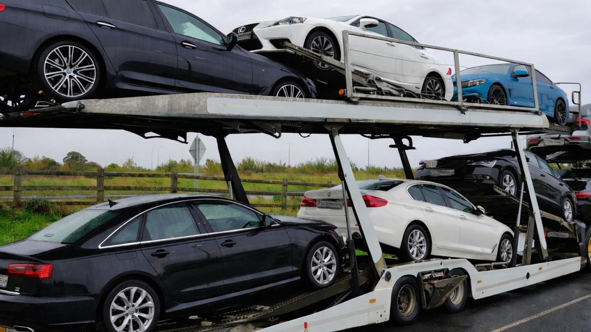 Автовоз с легковыми автомобилями