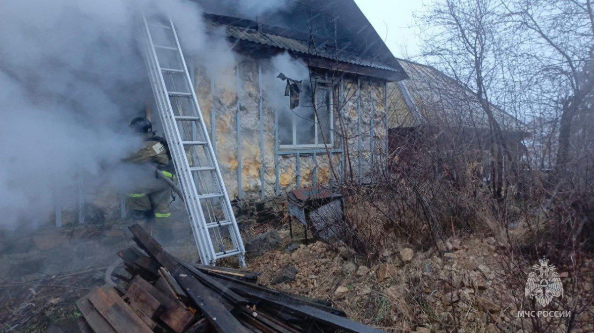 В Кыштыме пожарные потушили загоревшийся жилой дом*