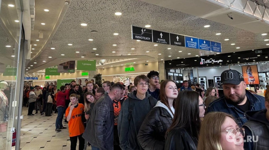 В «Гринвиче» болельщики встали в гигантскую очередь, чтобы попрощаться с лучшим футболистом «Урала»