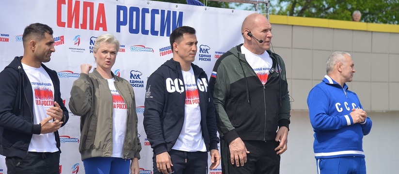 На набережной города олимпийские чемпионы Александр Карелин и Светлана Хоркина провели утреннюю зарядку с жителями города.