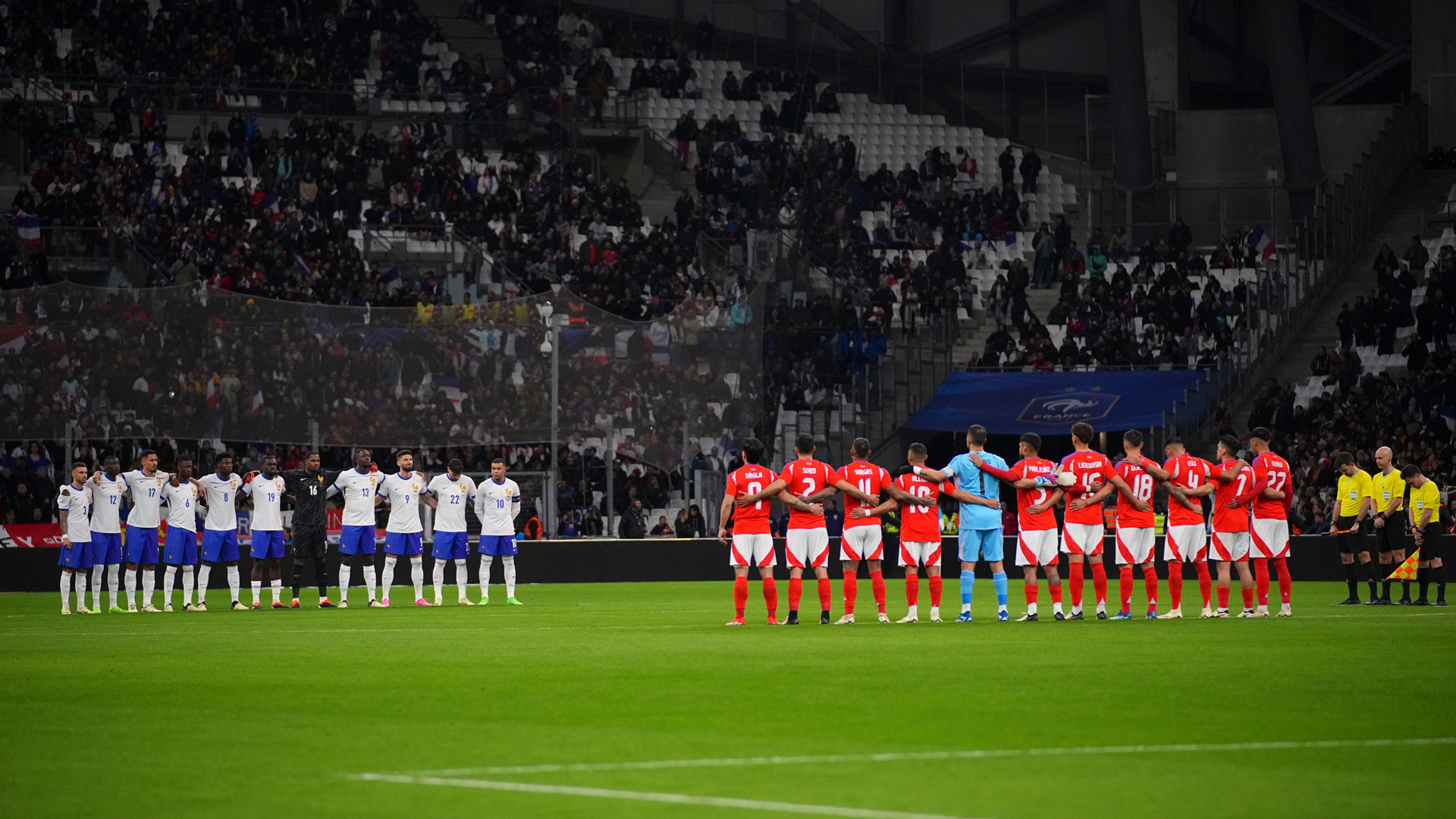 Футболисты сборных Чили и Франции почтили память жертв теракта в 