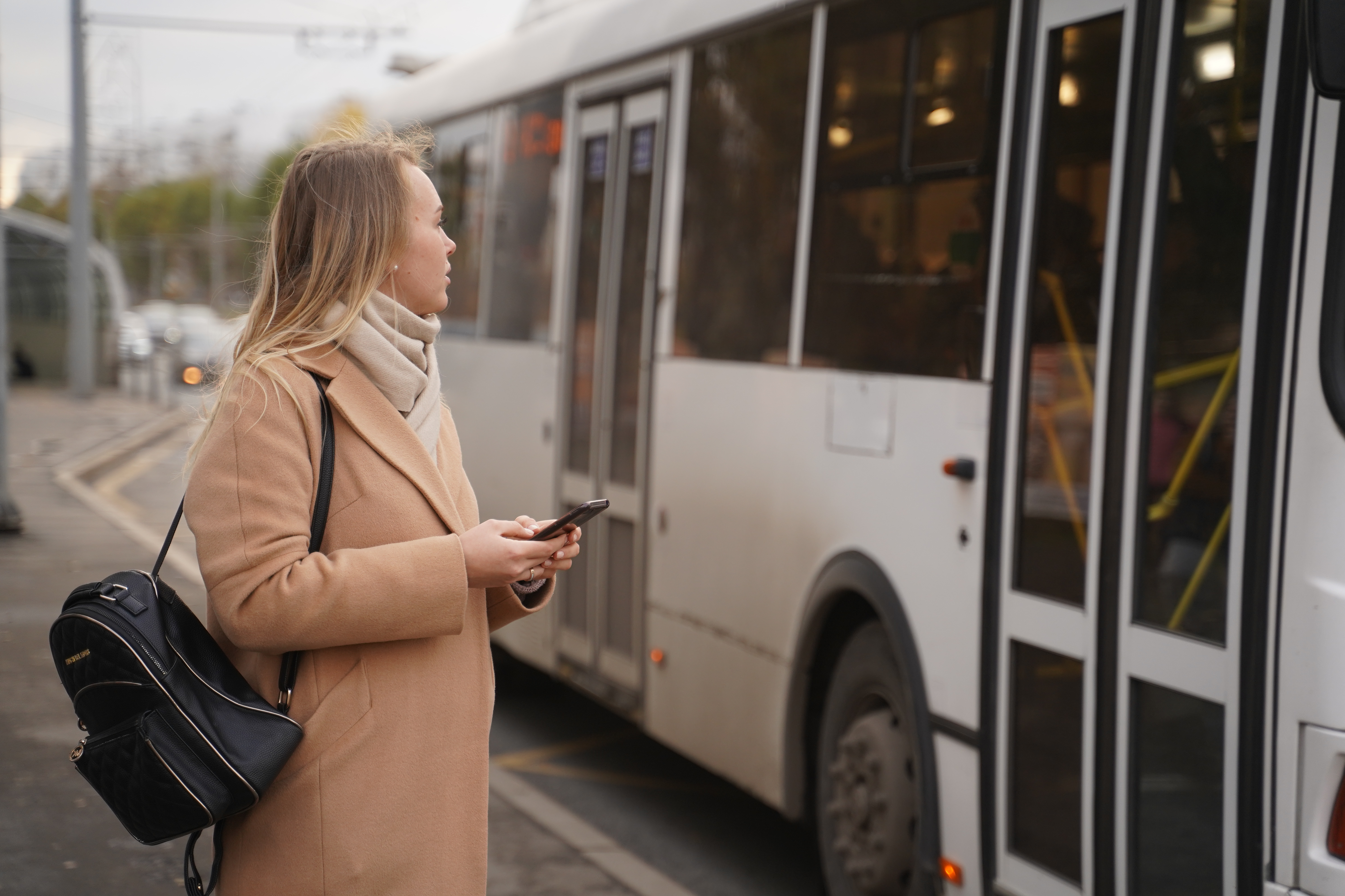 Человек ждет автобус. Девушка с телефоном. Бесплатный общественный транспорт. Девушки 2022. Фото новости девушек.
