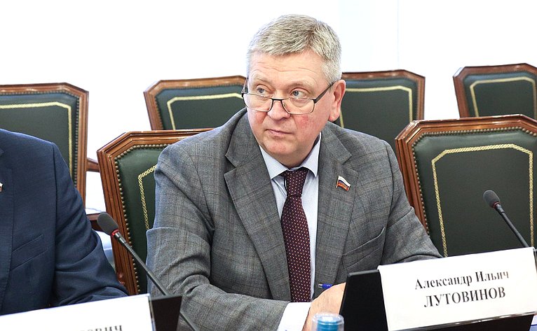 Александр Лутовинов
