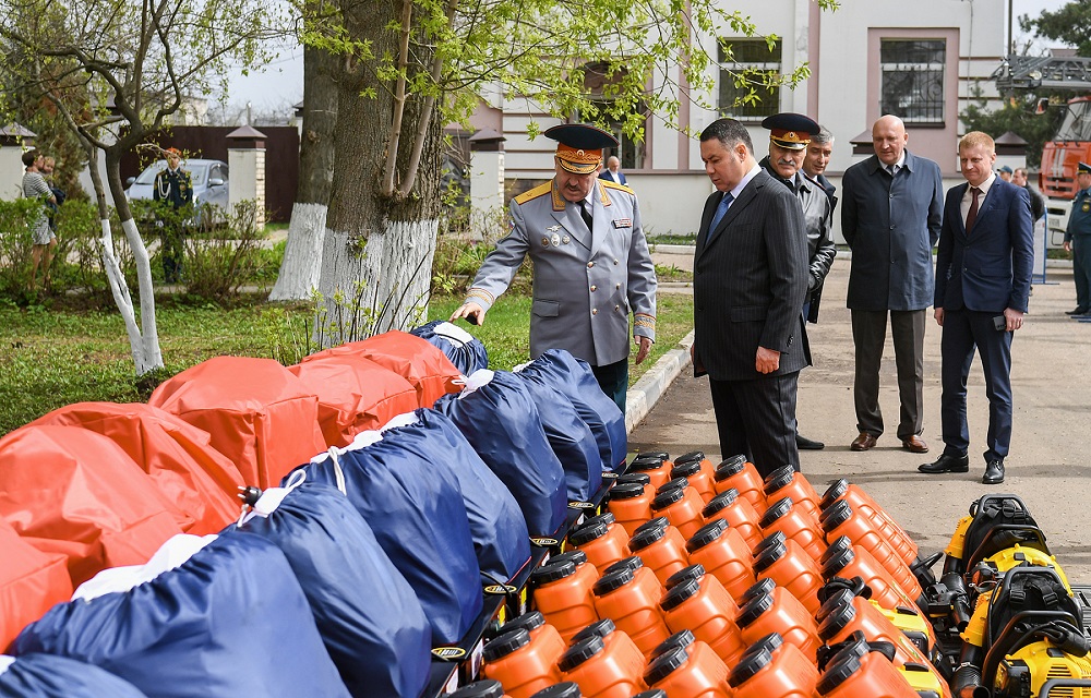 Игорь Руденя наградил лучших сотрудников МЧС и вручил новую технику подразделениям службы