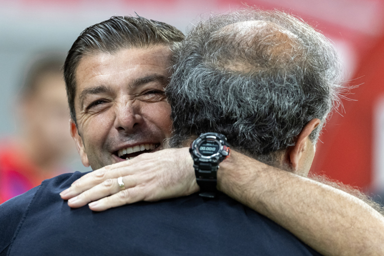 Артига приветствует Рахимова в матче «Рубин» – «Химки» в августе 2024-го