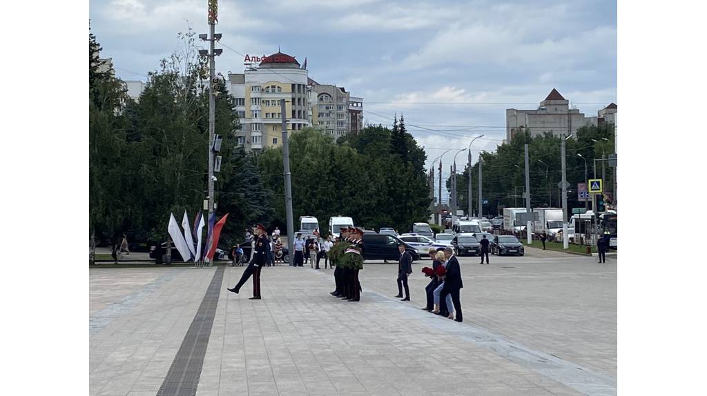 Татьяна Голикова и Михаил Мурашко возложили цветы к Вечному огню в Брянске