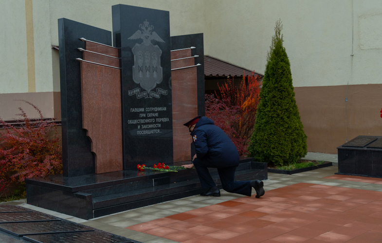 Росгвардейцы отдали долг памяти у мемориала сотрудникам органов внутренних дел