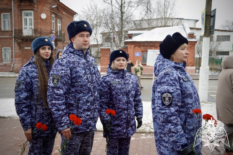Представители Росгвардии почтили память Героев Отечества в Костроме