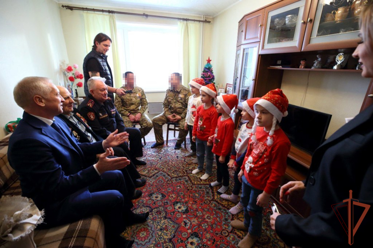 98-летнего ветерана Великой Отечественной войны поздравили с Новым годом росгвардейцы в Томской области