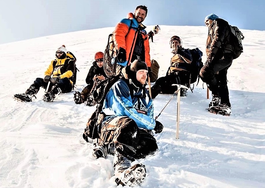Альпинисты из Югры подняли на гору флаг с изображением президента РФ
