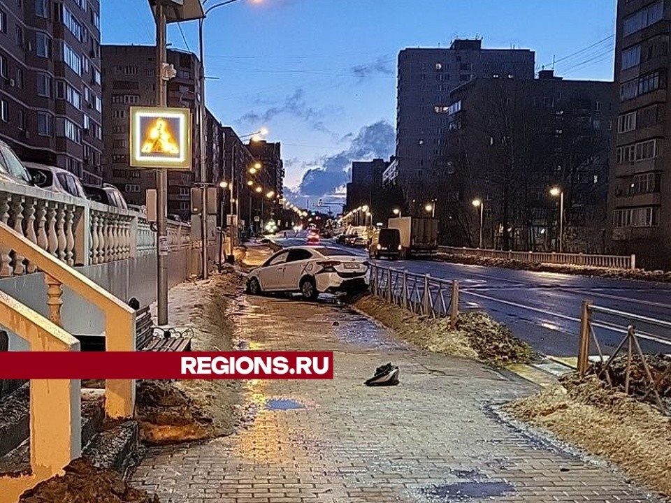 В Дзержинском водитель иномарки на скорости вылетел на тротуар и чуть не погиб