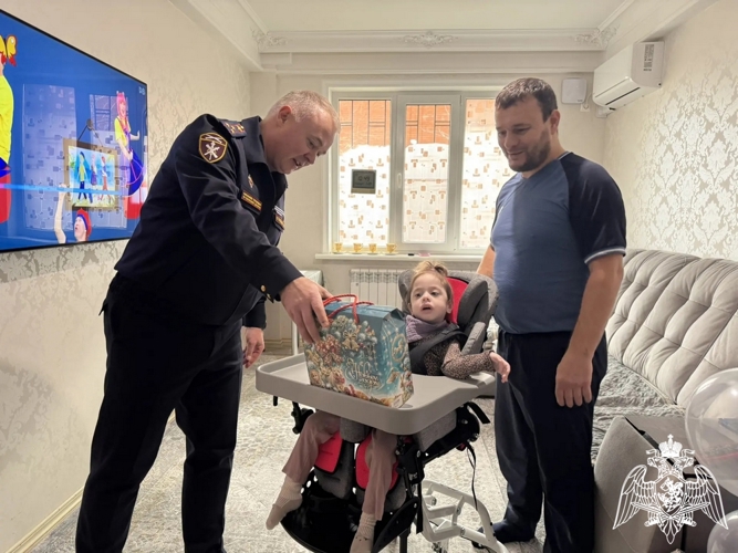 Руководитель дагестанского управления Росгвардии исполнил новогодние желания особенных детей