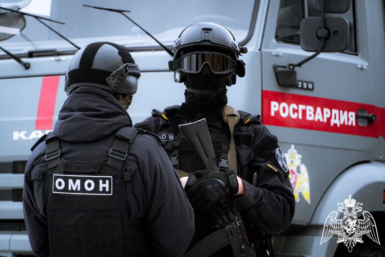 При силовой поддержке ОМОН Росгвардии в Беслане задержан подозреваемый в незаконном хранении оружия