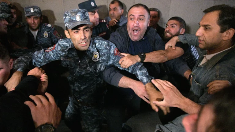 У здания правительства Армении начались столкновения с полицией