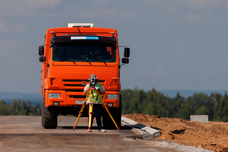 Самый крупный контракт на 689 млн рублей Валиев и Демидов подписали с ГКУ «Главтатдортранс» на проведение капитального ремонта 6,7 км автомобильной дороги Азеево — Черемшан — Шентала в Новошешминском районе