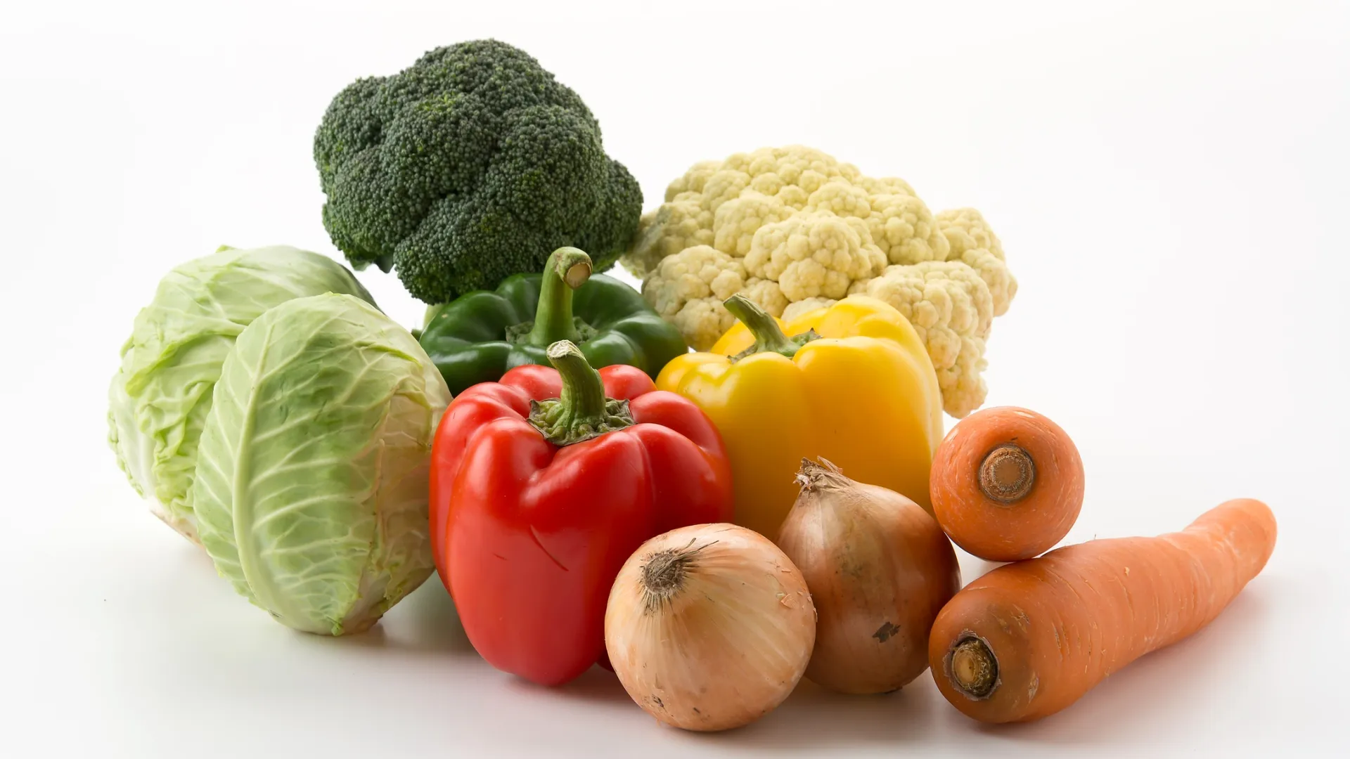 Ем килограммами овощи. Овощи. Сырые овощи. Белый овощ.