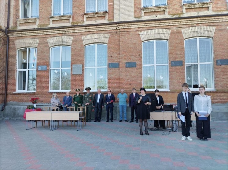 В школе Камышина открыли мемориальную доску бойцу СВО