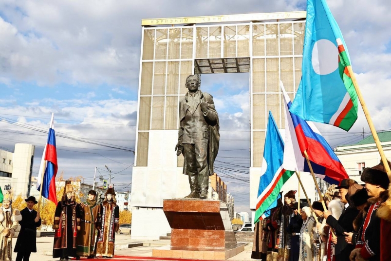 Глава Якутии Айсен Николаев возложил цветы к памятнику Платону Ойунскому. Андрей Сорокин, ЯСИА