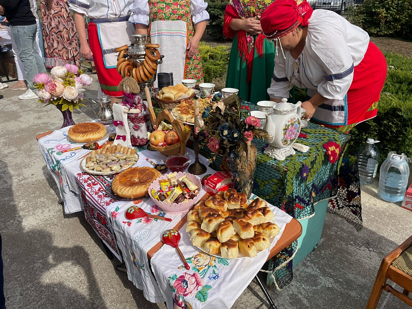 На саратовском фестивале самоваров в первый день накормили 1200 гостей