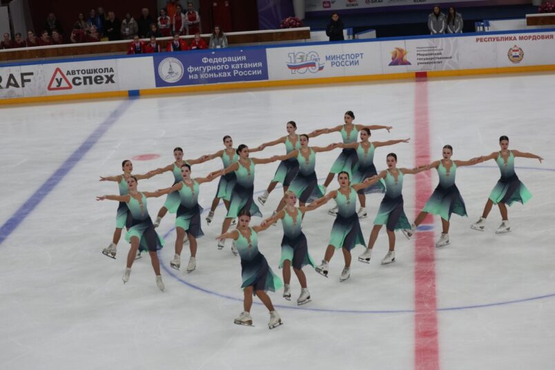 Чемпионат и первенство России по синхронному катанию на коньках. Мистраль синхронное катание СПБ. Синхронное катание Чемпионат России 2024. Первый Чемпионат России по синхронному катанию.