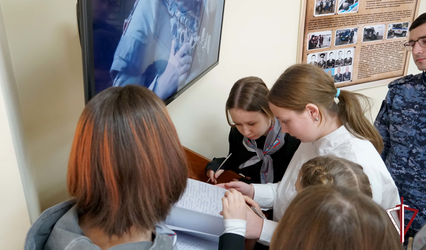 Юные журналисты в гостях у росгвардейцев