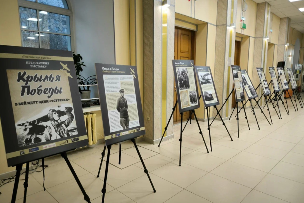 В медуниверситете фотохронику военного времени увидели преподаватели и студенты, ветераны здравоохранения и журналистики, а также юнкоры из архангельской молодежной студии "В связке", записавшие видеорепортаж о событии.