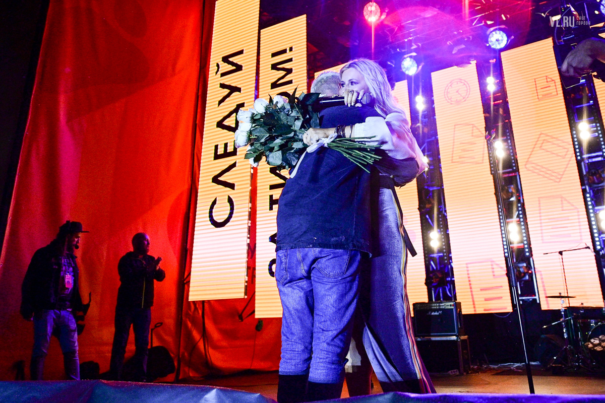 певица на сцене. клава кока концерт во владивостоке. клава кока концерт. клава кок владивосток. концерт клавы коки во владивостоке.