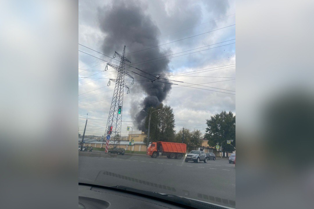 Пожар в ангаре санкт петербург. Рыбинск проспект революции сгоревшая машины. Что сейчас 13.05 горит в Санкт-Петербурге.