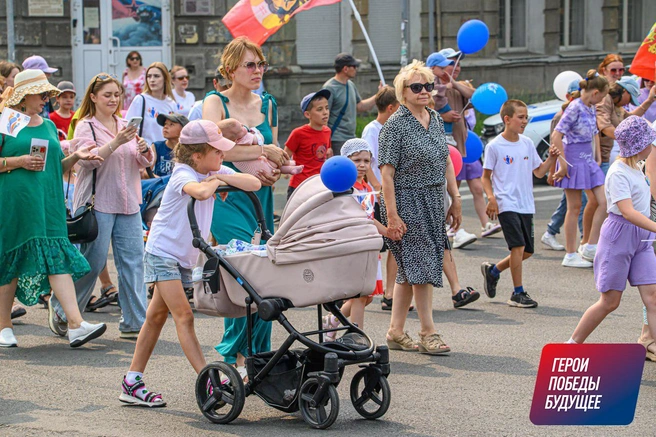 Выплаты на школьников в 2021. Помощь к школе в 2024 году многодетным. Выплаты многодетным семьям к школе. Школьное пособие на ребенка. Пособия многодетным семьям.