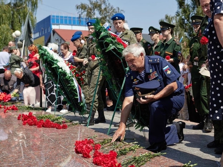 В Курске в День ВДВ на мемориале «Скорбящая мать» почтили память погибших десантников