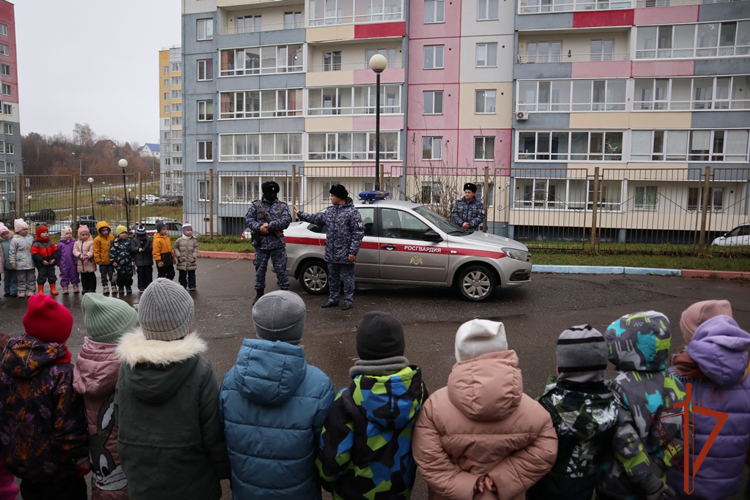 Юные жители Томской области познакомились с деятельностью Росгвардии 