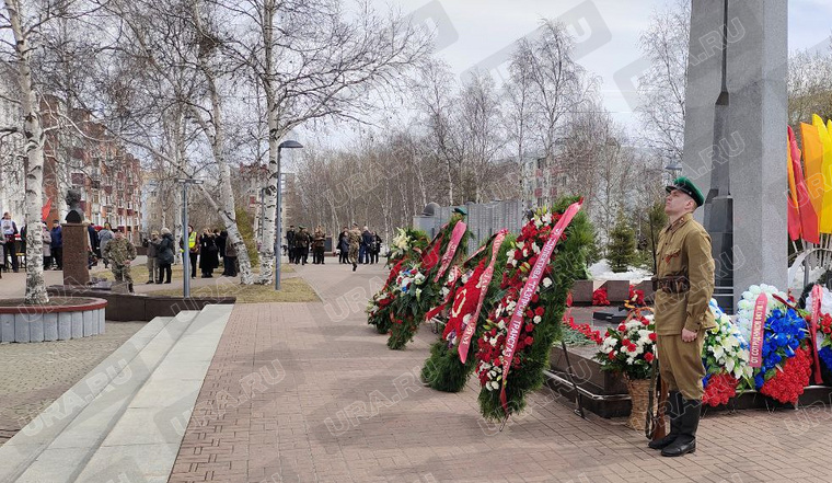 Почетный караул у Мемориала славы в Сургуте