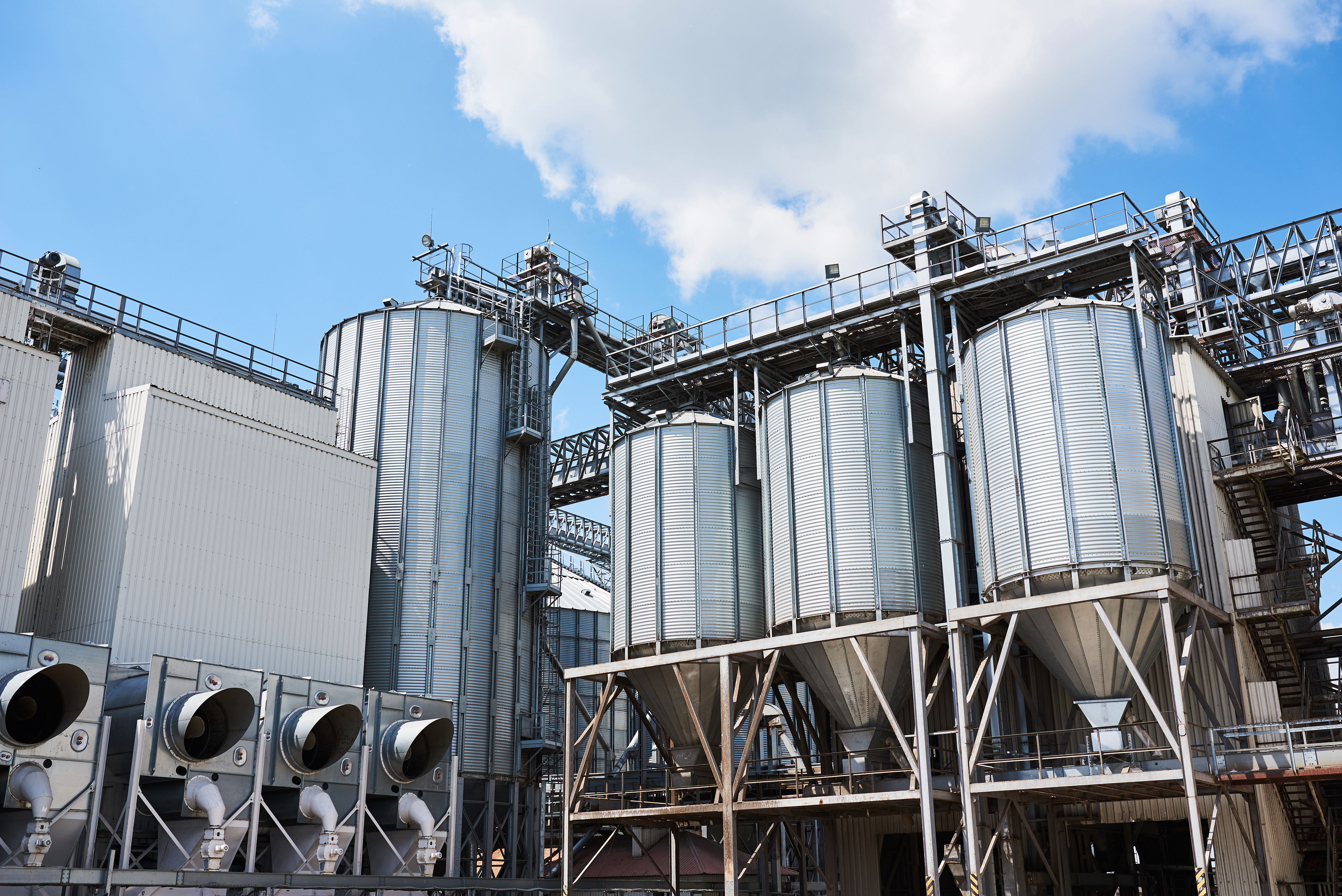 Открыт завод. Agricultural Silos. Building Exterior..