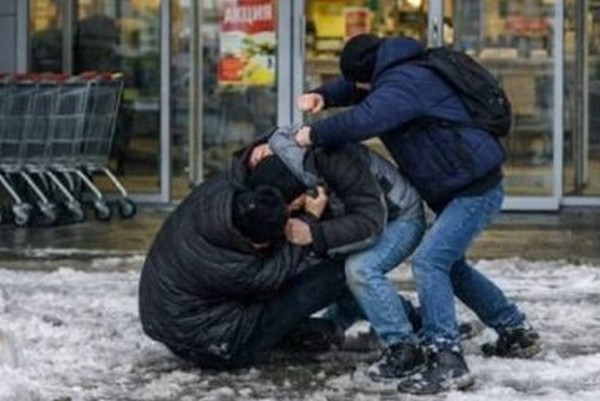 Полицейские разняли драку подростков у супермаркета